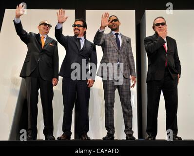 8. Mai 2012: Tokio, Japan – Will Smith, Tommy Lee Jones, Josh Brolin und Barry Sonnenfeld erscheinen auf der Japan-Premiere für den Film "Man In Black 3" an der Roppongi Hills. Dieser Film ist dritte der Man In Black-Serie, die über Außerirdische, die in der Erde leben. Dieser Film wird Relea sein. Stockfoto