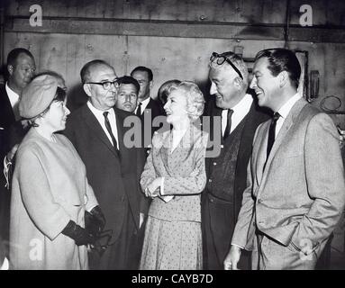 BARBARA STANWYCK mit Levi Eshkol, Premierminister von Israel, Frau Eshkol, Produzent und Regisseur William Castle und Robert Taylor The Night Walker Film-set in den Universal City Studios, wo Taylor und Miss Stanwyck co sind die Hauptrolle in einer Geschichte von Schock und Spannung. Geliefert von Fotos inc. (Credit Ima Stockfoto