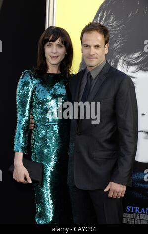 Michele Hicks, Jonny Lee Miller im Ankunftsbereich für dunkle Schatten Premiere, Graumans Chinese Theatre, Los Angeles, CA 7. Mai 2012. Foto von: Michael Germana/Everett Collection Stockfoto