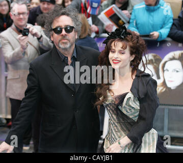 London, UK, 05.09.2012: Tim Burton & Helena Bonham Carter besuchen die dunklen Schatten - UK-Film-Premiere at The Empire, Leicester Square. Stockfoto
