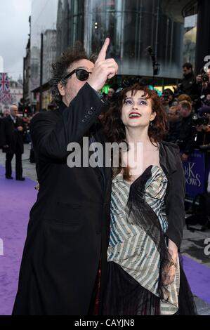 Regisseur Tim Burton betreut die Europäische Premiere von dunklen Schatten mit Ehefrau Schauspielerin Helena Bonham-Carter at The Empire Leicester Square am 9. Mai 2012. Personen im Bild: Helena Bonham-Carter, Tim Burton. Bild von Julie Edwards Stockfoto