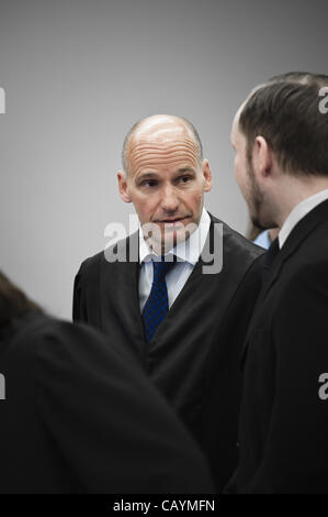 10. Mai 2012 - Oslo, Oslo, Norwegen - Geir Lippestad kommunizieren mit seinem Klienten Anders Behring Breivik in Oslo Gerichtsgebäude. (Kredit-Bild: © Alexander Widding/ZUMAPRESS.com) Stockfoto