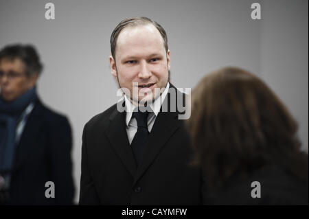 10. Mai 2012 - Oslo, erscheint Oslo, Norwegen - Anders Behring Breivik vor Gericht während seines Prozesses in Oslo Gerichtsgebäude. (Kredit-Bild: © Alexander Widding/ZUMAPRESS.com) Stockfoto