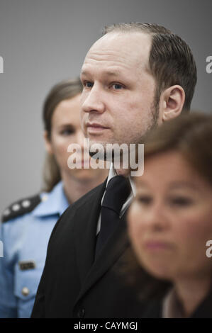 10. Mai 2012 - Oslo, erscheint Oslo, Norwegen - Anders Behring Breivik vor Gericht während seines Prozesses in Oslo Gerichtsgebäude. (Kredit-Bild: © Alexander Widding/ZUMAPRESS.com) Stockfoto