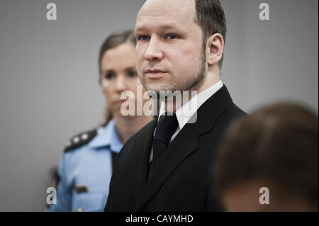 10. Mai 2012 - Oslo, erscheint Oslo, Norwegen - Anders Behring Breivik vor Gericht während seines Prozesses in Oslo Gerichtsgebäude. (Kredit-Bild: © Alexander Widding/ZUMAPRESS.com) Stockfoto