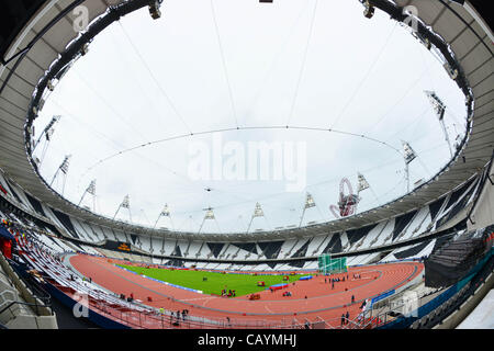 Olympiastadion, 4. Mai 2012 - Leichtathletik: Eine allgemeine Ansicht innerhalb des Olympiastadions im Olympiapark während der London bereitet Serie, BUCS Visa Outdoor-Leichtathletik-Meisterschaften 2012 - LOCOG Test-Event für London 2012 in London, Vereinigtes Königreich. (Foto von Hitoshi Mochizuki/AFLO) Stockfoto