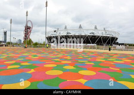 Olympiastadion, 4. Mai 2012 - Leichtathletik: Eine allgemeine Ansicht innerhalb des Olympiastadions und der ArcelorMittal Orbit im Olympiapark während der London bereitet Serie, BUCS Visa Outdoor-Leichtathletik-Meisterschaften 2012 - LOCOG Test-Event für London 2012 in London, Vereinigtes Königreich. (Foto von Hitoshi Mo Stockfoto