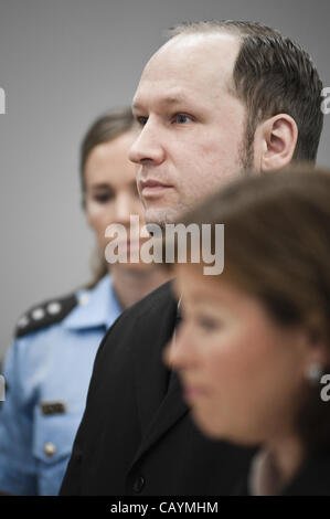 10. Mai 2012 - Oslo, erscheint Oslo, Norwegen - Anders Behring Breivik vor Gericht während seines Prozesses in Oslo Gerichtsgebäude. (Kredit-Bild: © Alexander Widding/ZUMAPRESS.com) Stockfoto