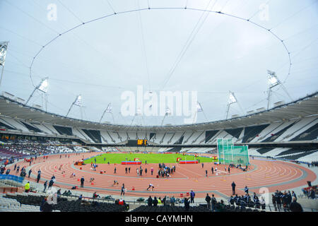 Olympiastadion, 4. Mai 2012 - Leichtathletik: Eine allgemeine Ansicht innerhalb des Olympiastadions im Olympiapark während der London bereitet Serie, BUCS Visa Outdoor-Leichtathletik-Meisterschaften 2012 - LOCOG Test-Event für London 2012 in London, Vereinigtes Königreich. (Foto von Hitoshi Mochizuki/AFLO) Stockfoto