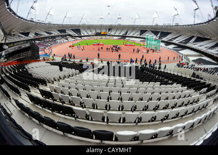 Olympiastadion, 4. Mai 2012 - Leichtathletik: Eine allgemeine Ansicht innerhalb des Olympiastadions im Olympiapark während der London bereitet Serie, BUCS Visa Outdoor-Leichtathletik-Meisterschaften 2012 - LOCOG Test-Event für London 2012 in London, Vereinigtes Königreich. (Foto von Hitoshi Mochizuki/AFLO) Stockfoto