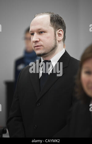 10. Mai 2012 - Oslo, erscheint Oslo, Norwegen - Anders Behring Breivik vor Gericht während seines Prozesses in Oslo Gerichtsgebäude. (Kredit-Bild: © Alexander Widding/ZUMAPRESS.com) Stockfoto