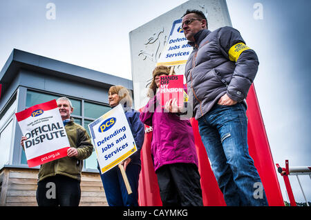 10. Mai 2012, Aberystwyth Wales UK: Öffentliche auffällig und Commercial Services Union (PCS) Member Streikposten vor dem Büro der Wales Asembly Regierung als Teil einer breiten Tag Action UK. Es wird geschätzt, dass mehr als 90 % ihrer Mitglieder in den Streik bei der Verteidigung ihrer Renten herauskam Stockfoto