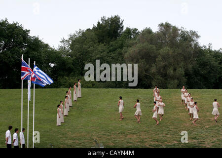 10. Mai 2012 teilnehmen - Olympia, Griechenland - Akteure für die Fackel Beleuchtungszeremonie der Olympischen Spiele 2012 in London auf dem Gelände des antiken Olympia. (Bild Kredit: Aristidis Vafeiadakis/ZUMAPRESS.com ©) Stockfoto