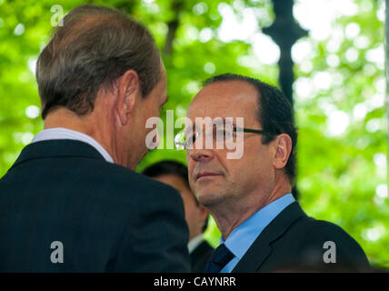 Paris, Frankreich, Zeremonie des Endes der Sklaverei, mit dem ehemaligen Präsidenten Francois Hollande im Gespräch mit dem ehemaligen pariser Bürgermeister Bertrand Delanoie. Politik, Männer reden Stockfoto