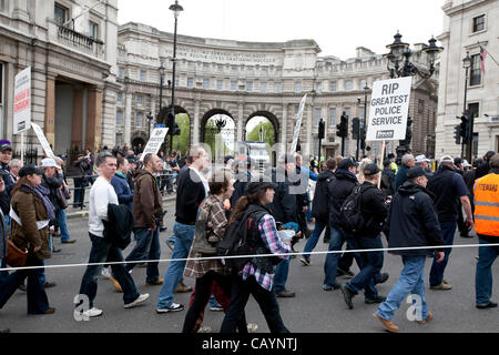 London, Vereinigtes Königreich, 10. Mai 2012. Pflicht-Polizisten Admiralty Arch vorbei marschierten. Sie protestieren gegen die 20 % Kürzungen bei der Polizei in der Regierung geplanten Kürzungen. Stockfoto