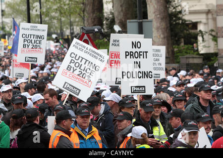 10. Mai 2012 - London, London, Vereinigtes Königreich - rund 40.000 britische Polizisten kommen 400.000 öffentlich Bediensteter für einen Tag voller Action in den Straßen von London gegen das Sparprogramm der Regierung zu protestieren. 10. Mai 2012 London (Kredit-Bild: © Theodor Liasi/ZUMAPRESS.com) Stockfoto