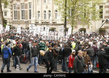 10. Mai 2012 - London, London, Vereinigtes Königreich - rund 40.000 britische Polizisten kommen 400.000 öffentlich Bediensteter für einen Tag voller Action in den Straßen von London gegen das Sparprogramm der Regierung zu protestieren. 10. Mai 2012 London (Kredit-Bild: © Theodor Liasi/ZUMAPRESS.com) Stockfoto