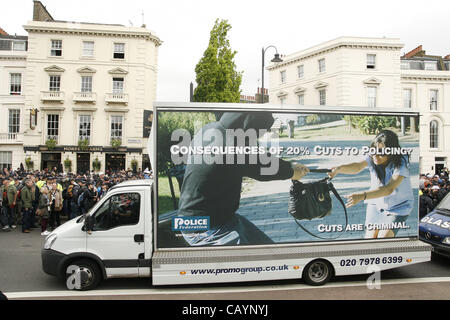 10. Mai 2012 - London, London, Vereinigtes Königreich - rund 40.000 britische Polizisten kommen 400.000 öffentlich Bediensteter für einen Tag voller Action in den Straßen von London gegen das Sparprogramm der Regierung zu protestieren. 10. Mai 2012 London (Kredit-Bild: © Theodor Liasi/ZUMAPRESS.com) Stockfoto