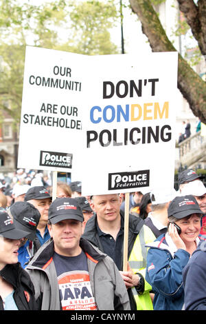 10. Mai 2012 - London, London, Vereinigtes Königreich - rund 40.000 britische Polizisten kommen 400.000 öffentlich Bediensteter für einen Tag voller Action in den Straßen von London gegen das Sparprogramm der Regierung zu protestieren. 10. Mai 2012 London (Kredit-Bild: © Theodor Liasi/ZUMAPRESS.com) Stockfoto