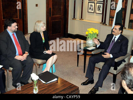 Premierminister von Pakistan, spricht Syed Yousuf Raza Gilani bei UK Home Sec, Theresa Mai während der Tagung am Donnerstag, 10. Mai 2012 in London. Stockfoto