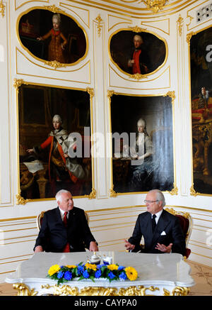 Der tschechische Staatspräsident Vaclav Klaus (links) trifft schwedischen König Carl XVI. Gustaf auf der Prager Burg am Mittwoch, 9. Mai 2012. Der schwedische König kam in der Tschechischen Republik zusammen mit einer Mission der Königlich Schwedischen Akademie der technischen Wissenschaften (IVA) deren Schirmherrin die er ist. (CTK Foto/Michal Krumphanzl Stockfoto