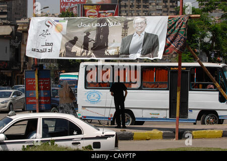 10. Mai 2012 - Kairo, Ägypten - ein Banner für den ägyptischen Präsidentschaftskandidaten Amr Moussa in Kairo. Die ägyptische Präsidentenwahl wird voraussichtlich am 23. / 24. Mai stattfinden. (Bild Kredit: Cliff Cheney/ZUMAPRESS.com ©) Stockfoto