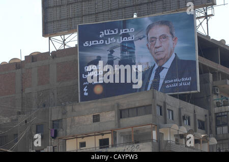 10. Mai 2012 - Kairo, Ägypten - ein Plakat für den ägyptischen Präsidentschaftskandidaten Amr Moussa in Kairo. Die ägyptische Präsidentenwahl wird voraussichtlich am 23. / 24. Mai stattfinden. (Bild Kredit: Cliff Cheney/ZUMAPRESS.com ©) Stockfoto