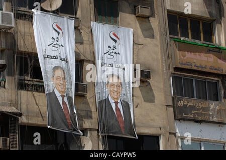 10. Mai 2012 - Banner für den ägyptischen Präsidentschaftskandidaten Amr Moussa in Kairo, Ägypten. Die ägyptische Präsidentenwahl wird voraussichtlich am 23. / 24. Mai stattfinden. (Bild Kredit: Cliff Cheney/ZUMAPRESS.com ©) Stockfoto