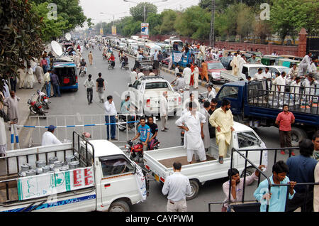 Milchbauern sammeln an Court Road, wie sie für die Erhöhung der Milchpreis in Lahore auf Donnerstag, 10. Mai 2012 protestieren. Stockfoto