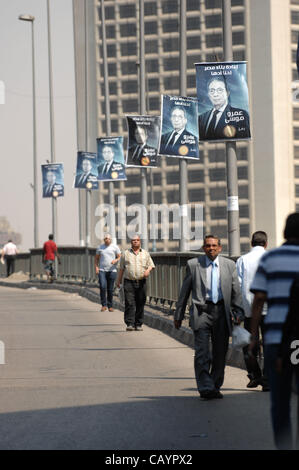 10. Mai 2012 - Kairo, Ägypten - Plakate für den ägyptischen Präsidentschaftskandidaten Amr Moussa in der Nähe von den Nil in Kairo. Die ägyptische Präsidentenwahl wird voraussichtlich am 23. / 24. Mai stattfinden. (Bild Kredit: Cliff Cheney/ZUMAPRESS.com ©) Stockfoto