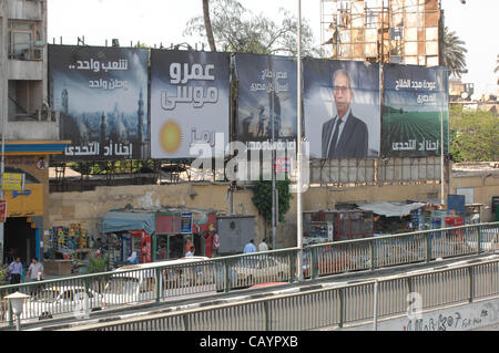 10. Mai 2012 - Kairo, Ägypten - Plakate für den ägyptischen Präsidentschaftskandidaten Amr Moussa in Kairo. Die ägyptische Präsidentenwahl wird voraussichtlich am 23. / 24. Mai stattfinden. (Bild Kredit: Cliff Cheney/ZUMAPRESS.com ©) Stockfoto