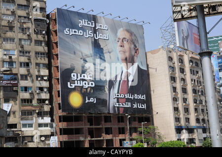 10. Mai 2012 - Kairo, Ägypten - ein Banner für den ägyptischen Präsidentschaftskandidaten Amr Moussa in Kairo. Die ägyptische Präsidentenwahl wird voraussichtlich am 23. / 24. Mai stattfinden. (Bild Kredit: Cliff Cheney/ZUMAPRESS.com ©) Stockfoto
