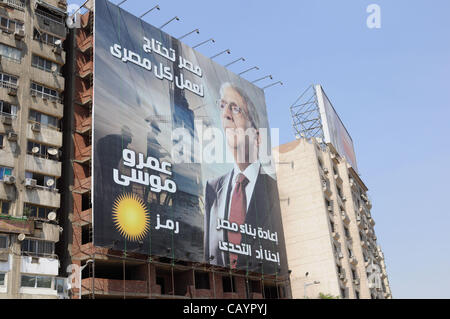 10. Mai 2012 - Kairo, Ägypten - ein Banner für den ägyptischen Präsidentschaftskandidaten Amr Moussa in Kairo. Die ägyptische Präsidentenwahl wird voraussichtlich am 23. / 24. Mai stattfinden. (Bild Kredit: Cliff Cheney/ZUMAPRESS.com ©) Stockfoto