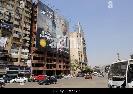 10. Mai 2012 - Kairo, Ägypten - ein Banner für den ägyptischen Präsidentschaftskandidaten Amr Moussa in Kairo. Die ägyptische Präsidentenwahl wird voraussichtlich am 23. / 24. Mai stattfinden. (Bild Kredit: Cliff Cheney/ZUMAPRESS.com ©) Stockfoto