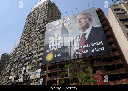 10. Mai 2012 - Kairo, Ägypten - ein Banner für den ägyptischen Präsidentschaftskandidaten Amr Moussa in Kairo. Die ägyptische Präsidentenwahl wird voraussichtlich am 23. / 24. Mai stattfinden. (Bild Kredit: Cliff Cheney/ZUMAPRESS.com ©) Stockfoto