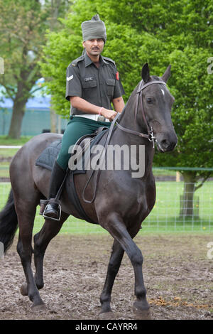 Donnerstag, 10. Mai 2012. Pakistanischen Präsidenten Bodyguard probt für der Königin Diamond Jubilee Pageant am Royal Windsor Horse Show 2012, Windsor, Berkshire, England, UK. Stockfoto