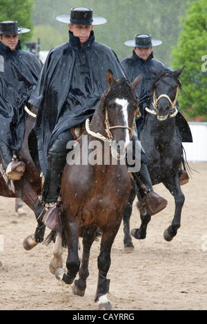 Donnerstag, 10. Mai 2012. Ein Huasos Cowboy Pferdesportteam aus Chile führen eine Anzeige im Regen an der Royal Windsor Horse Show 2012. Windsor Park, Berkshire, England, Vereinigtes Königreich. Stockfoto