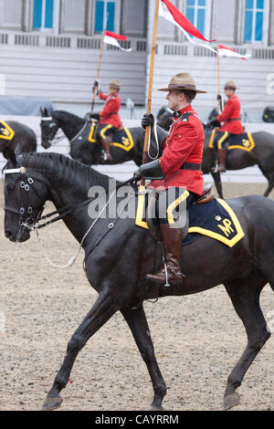 Donnerstag, 10. Mai 2012. Die Royal Canadian Mounted Police (Mounties) führen die musikalische Fahrt an der Royal Windsor Horse Show 2012. Windsor Park, Berkshire, England, Vereinigtes Königreich. Stockfoto