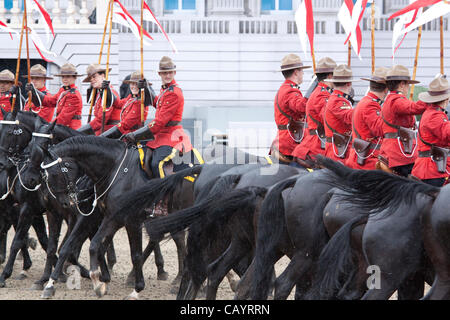 Donnerstag, 10. Mai 2012. Die Royal Canadian Mounted Police (Mounties) führen die musikalische Fahrt an der Royal Windsor Horse Show 2012. Windsor Park, Berkshire, England, Vereinigtes Königreich. Stockfoto