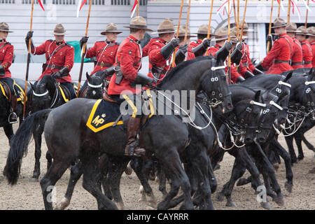 Donnerstag, 10. Mai 2012. Die Royal Canadian Mounted Police (Mounties) führen die musikalische Fahrt an der Royal Windsor Horse Show 2012. Windsor Park, Berkshire, England, Vereinigtes Königreich. Stockfoto