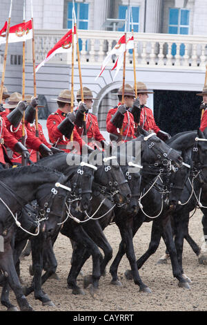 Donnerstag, 10. Mai 2012. Die Royal Canadian Mounted Police (Mounties) führen die musikalische Fahrt an der Royal Windsor Horse Show 2012. Windsor Park, Berkshire, England, Vereinigtes Königreich. Stockfoto