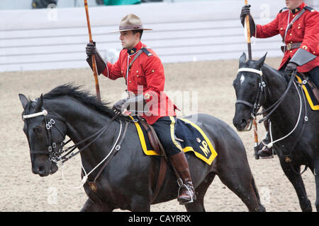 Donnerstag, 10. Mai 2012. Die Royal Canadian Mounted Police (Mounties) führen die musikalische Fahrt an der Royal Windsor Horse Show 2012. Windsor Park, Berkshire, England, Vereinigtes Königreich. Stockfoto