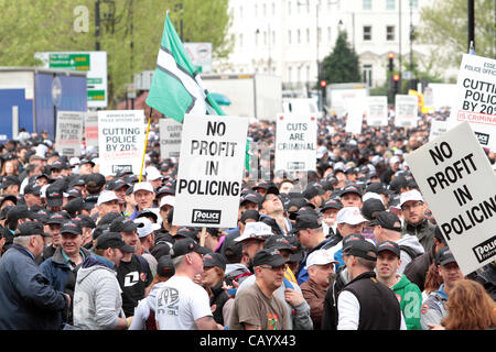 Rund 40.000 britische Polizisten kommen 400.000 öffentlich Bediensteter für einen Tag voller Action in den Straßen von London gegen das Sparprogramm der Regierung zu protestieren. London, 10. Mai 2012 Stockfoto