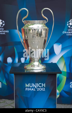 München, Deutschland – Mai 11: UEFA Champions League Trophy auf dem Display für den Mai 19 Champions-League-Finale 11. Mai 2012 in München. Stockfoto