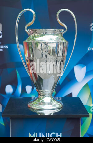 München, Deutschland – Mai 11: UEFA Champions League Trophy auf dem Display für den Mai 19 Champions-League-Finale 11. Mai 2012 in München. Stockfoto