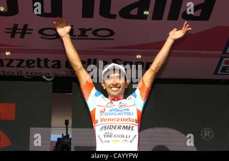 11. Mai 2012. Urbino - Porto Sant Elpidio, Italien. Giro dItalia Stage 6.  Androni Giocattoli 2012, Rubiano Chavez Miguel Angel auf dem Sieger-Treppchen in Porto Sant Elpidio Stockfoto