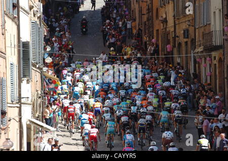 11. Mai 2012.  Urbino - Porto Sant Elpidio, Italien. Giro dItalia Stage 6. Die belebten Straßen in Urbino als Radfahrer fahren vom Start Weg Stockfoto