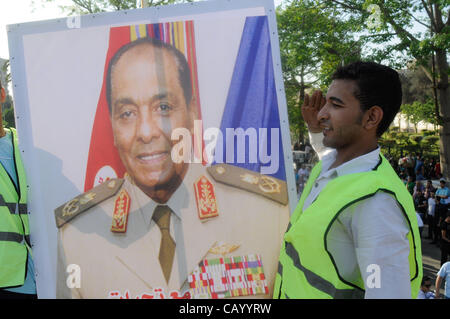 11. Mai 2012 - protestiert, Kairo, Ägypten - Tausende Ägypter zur Unterstützung der Armee und der herrschenden Obersten Rat der Streitkräfte in Kairo. Die Protestkundgebung im Stadtteil Qasr Aj-Qoba von Kairo wurde durch die ägyptische TV-Kommentator Tawfiq Okasha gefordert. (Kredit-Bild: © Cliff C Stockfoto