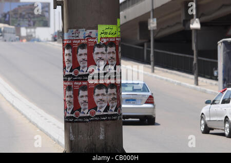 11. Mai 2012 - Kairo, Ägypten - Plakate für den ägyptischen Präsidentschaftskandidaten Mohammed Morsi in Kairo. Die ägyptische Präsidentenwahl wird voraussichtlich am 23. / 24. Mai stattfinden. (Bild Kredit: Cliff Cheney/ZUMAPRESS.com ©) Stockfoto