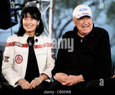 7. November 2008 zeigen in Las Vegas - Las Vegas, Nevada, USA - Auto Legion CARROLL SHELBY und seine Frau CLEO während der SEMA Automotive Aftermarket Show 2008 (Spezialität Equipment Markeet Association). (Kredit-Bild: © gen Blevins/ZUMA Press) Stockfoto